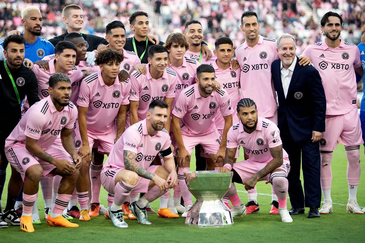 Messi, David Ruiz y compañia posan con el trofeo de la Leagues Cup que ganaron hace unas semanas.