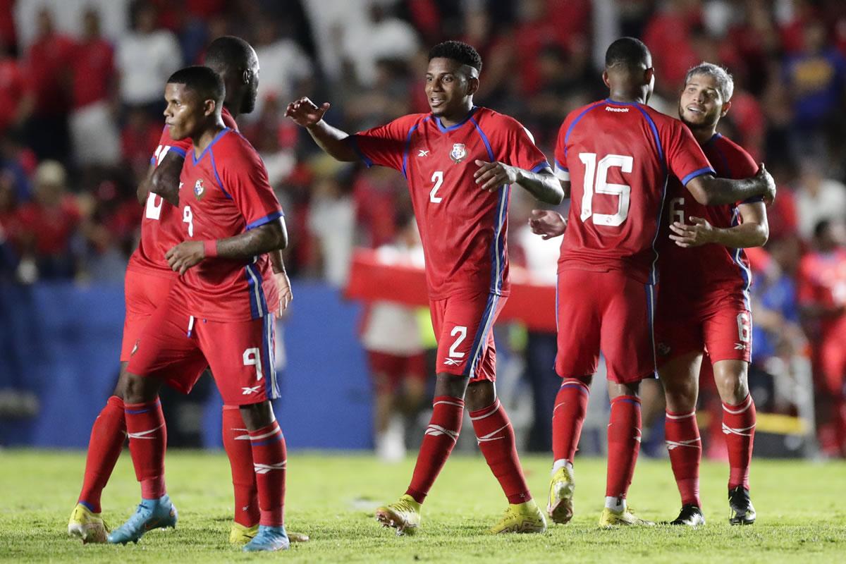 Los jugadores de Panamá festejan el triunfo sobre Martinica.