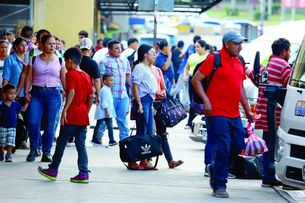 Miles de vacacionistas regresaron seguros a la ciudad