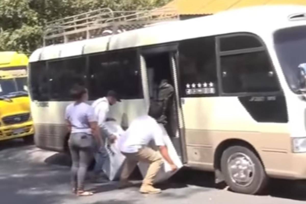 Siguen protestas por retraso en apertura de centros de votación