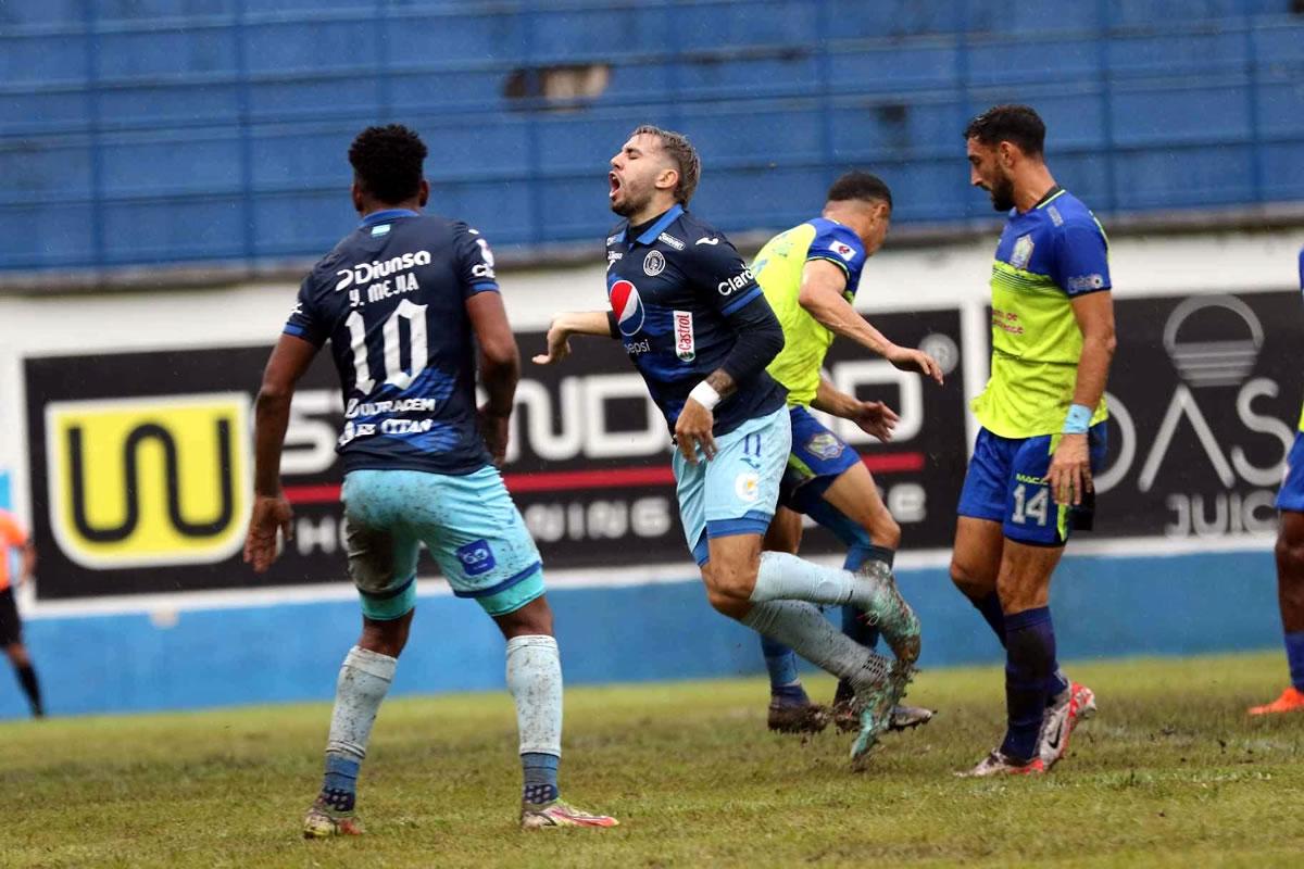 Agustín Auzmendi cae al suelo tras la falta que le cometió Héctor ‘La Perrita’ Castellanos.