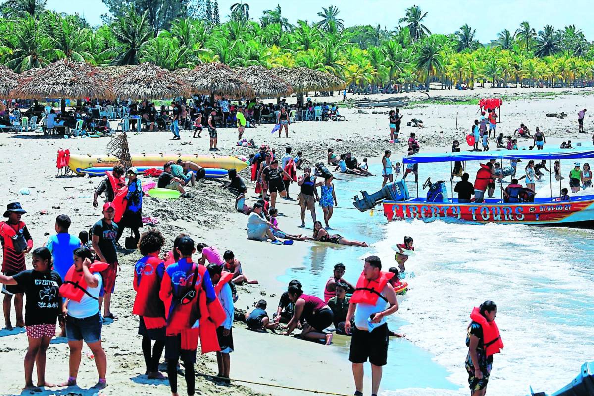 Miles de familias disfrutaron de las playas de Tela, Omoa y Cortés