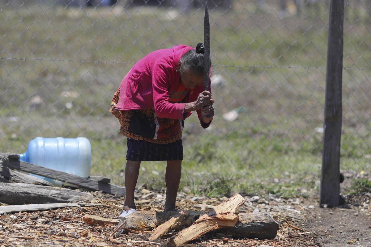 Una mujer lenca corta leña, en la comunidad de Lepaterique Centro, el 4 de mayo de 2023, en el municipio de la Esperanza (Honduras).