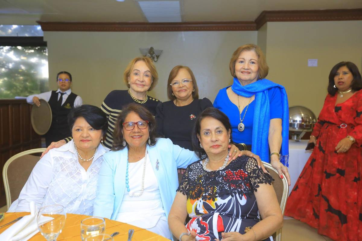 Club Internacional de Mujeres celebra su té navideño 2025