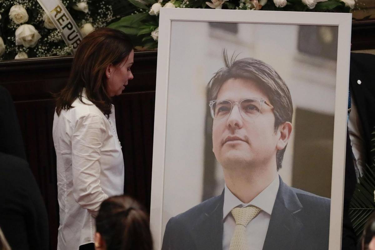 Los colombianos dan el último adiós a Uribe Turbay con flores blancas en el Capitolio