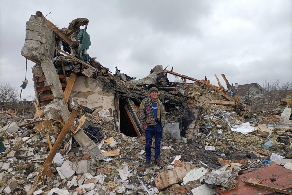 Un hombre ucraniano se encuentra entre los escombros en Zhytomyr el 2 de marzo de 2022.
