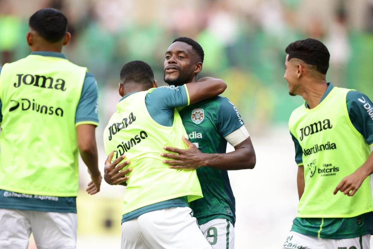 Clayvin Zúniga celebrando con sus compañeros el gol a favor del Marathón.