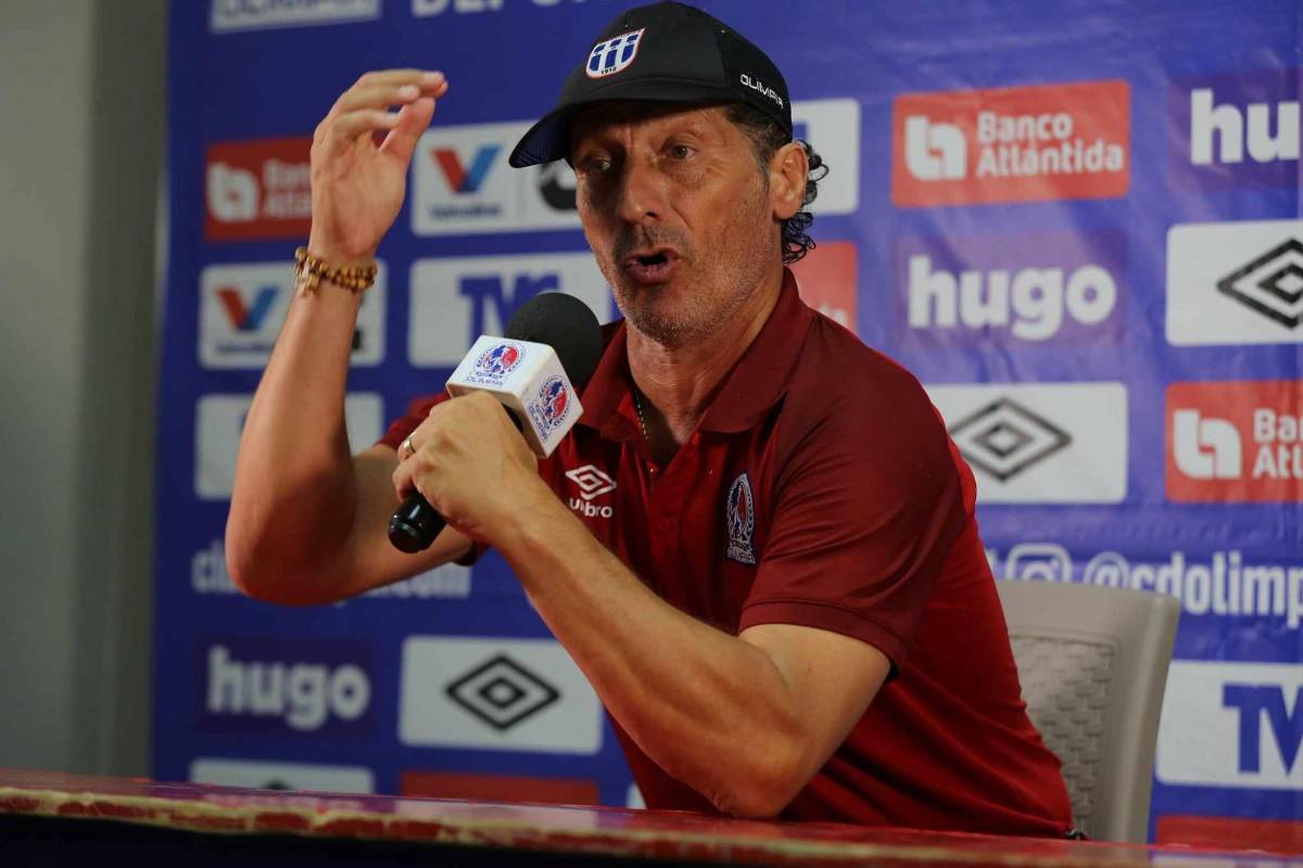 Pedro Troglio durante la rueda de prensa tras el final del Olimpia vs Marathón.