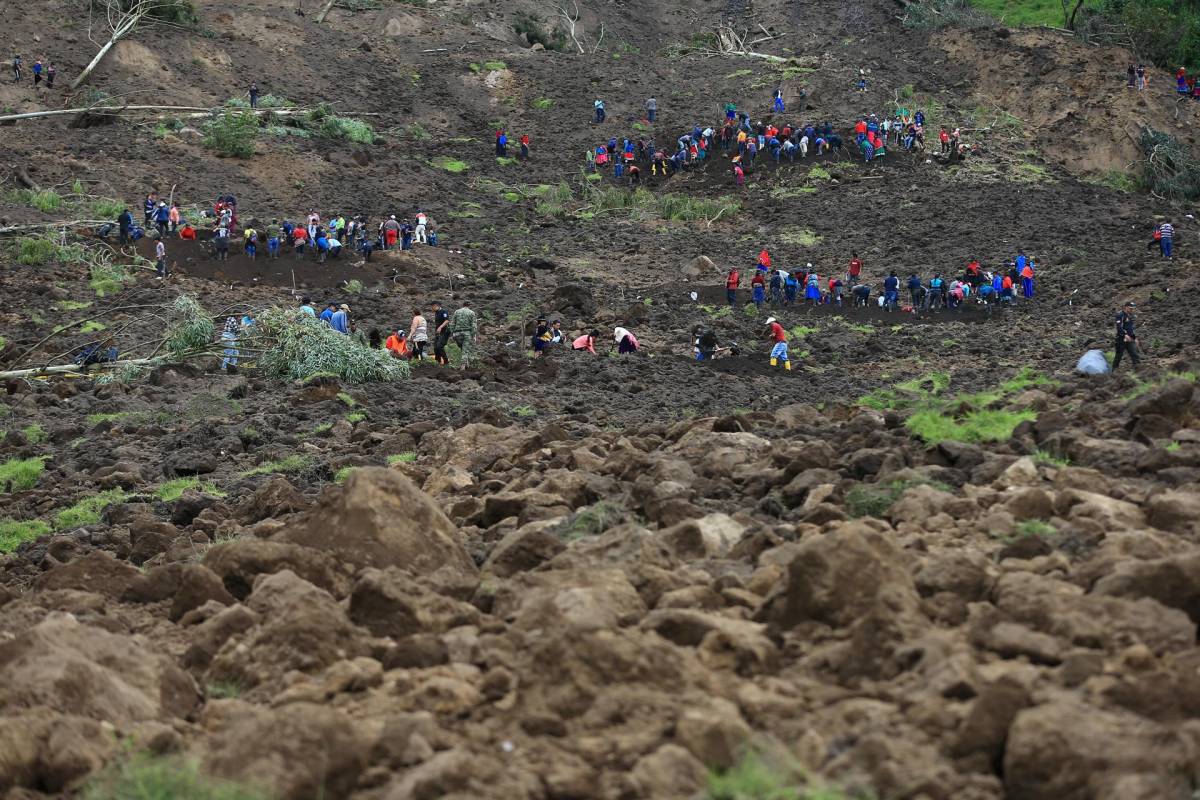 Asciende a 27 la cifra de fallecidos por alud en Ecuador