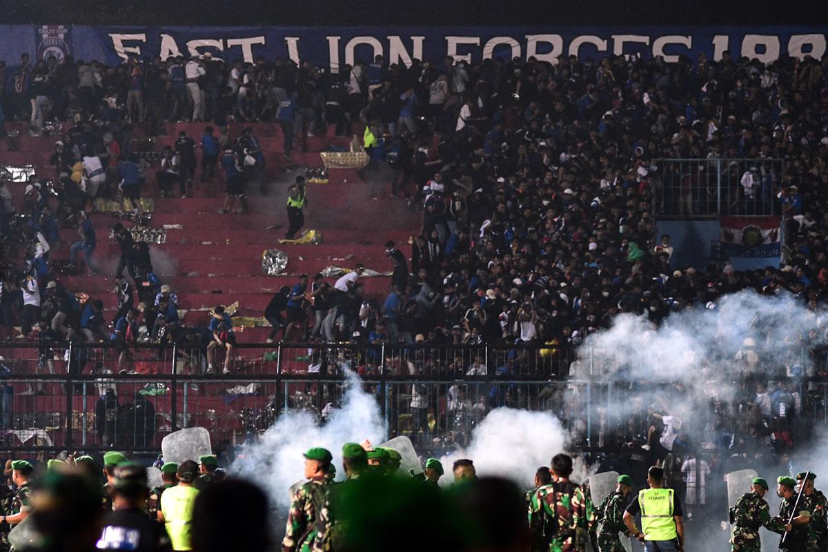 La violencia se trasladó también a las gradas del estadio Kanjuruhan.