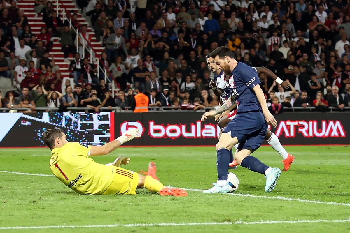 Messi se quitó al portero francés Benjamin Leroy para luego marcar su golazo.