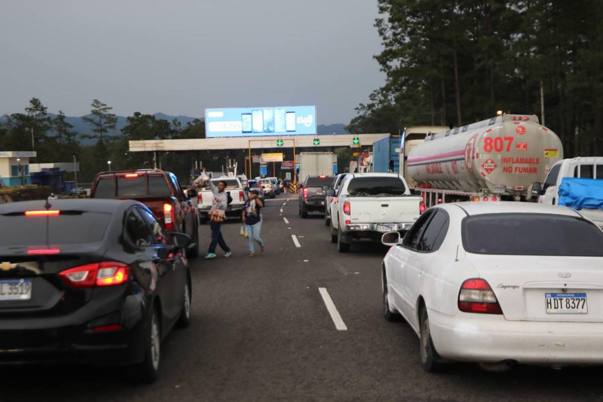 Los conductores se quejan por las enormes filas que se hacen en las tres casetas de peaje en la carretera CA-5.
