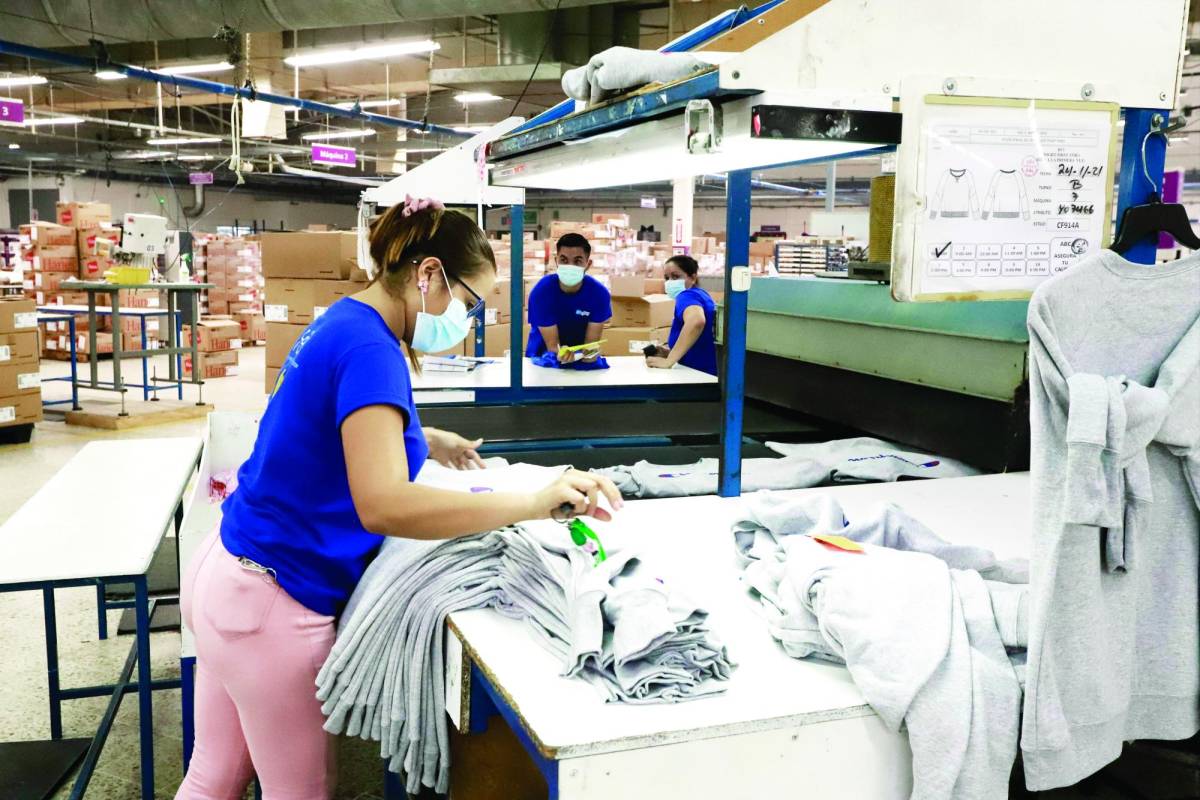 La compañía apuesta por la mano de obra hondureña y por ello de forma constante el personal de las diferentes fábricas que funcionan en el país es capacitado.