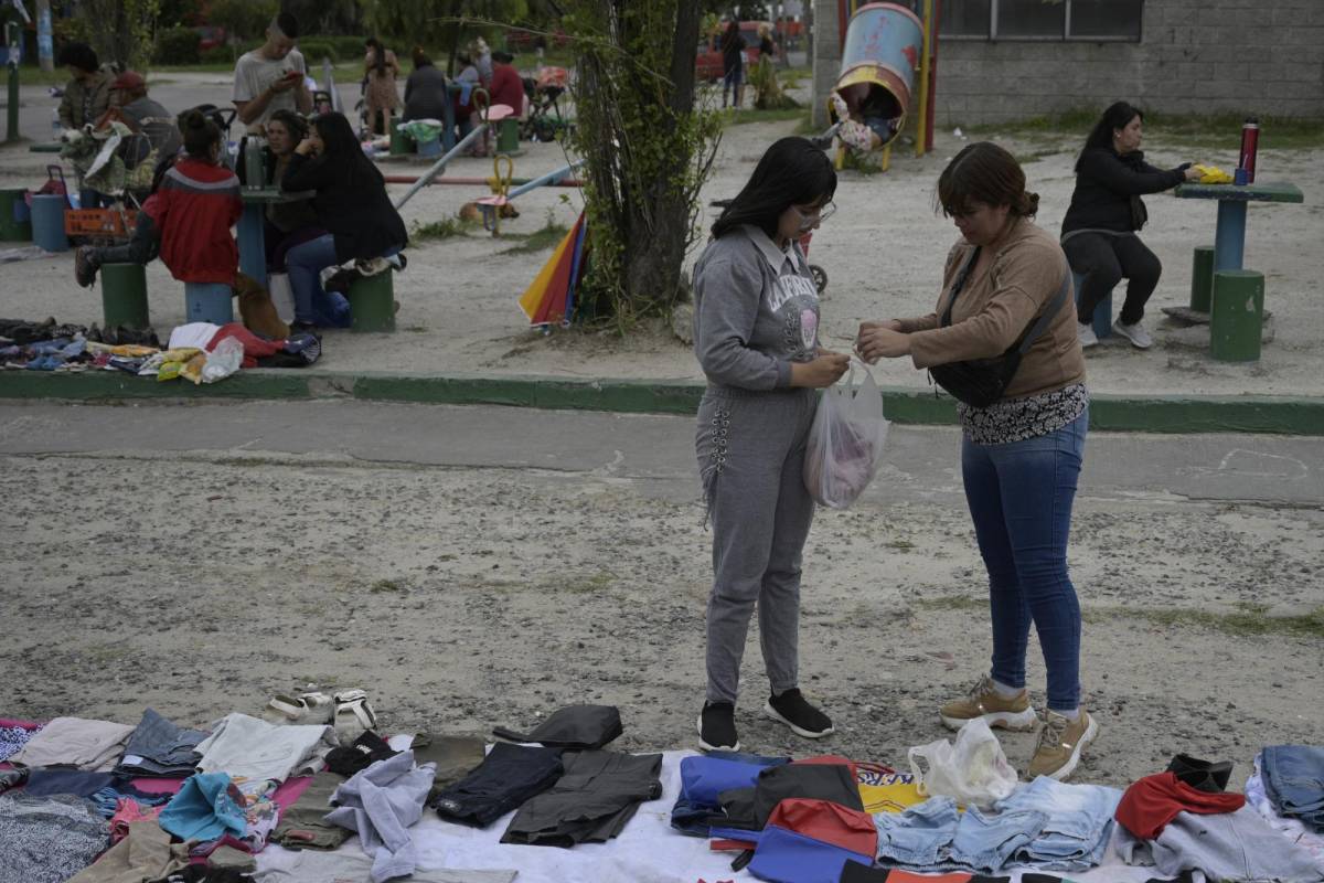 Una mujer compra ropa usada en uno de los barrios más pobres de Buenos Aires.