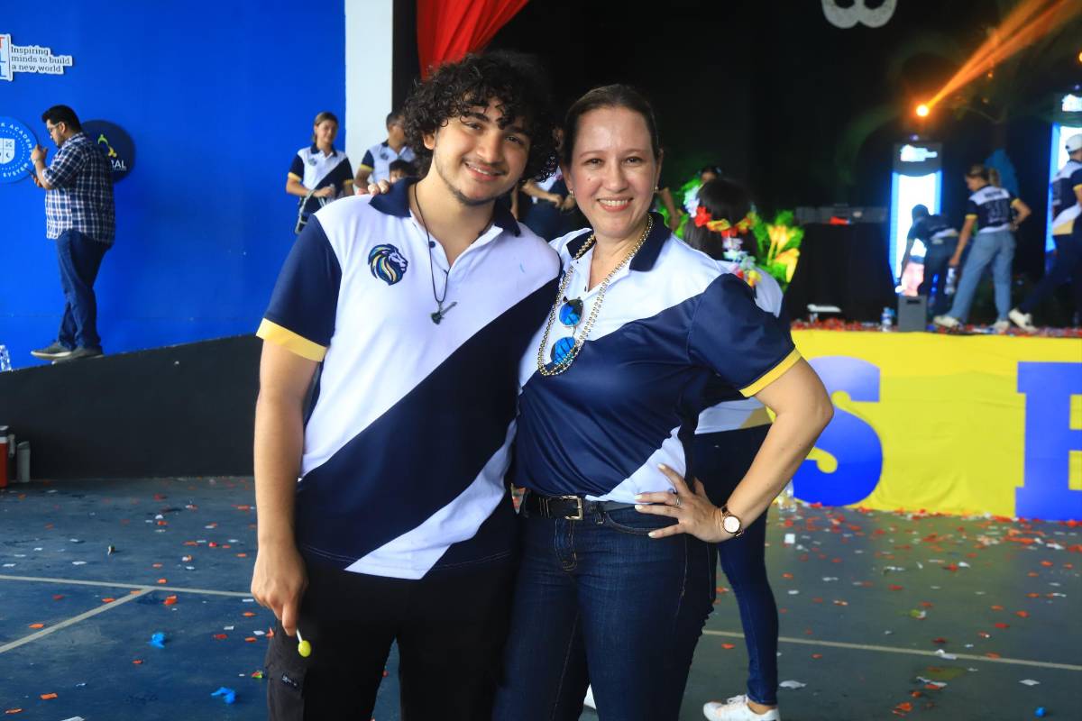 Seniors de la Western International festejan su entrada triunfal