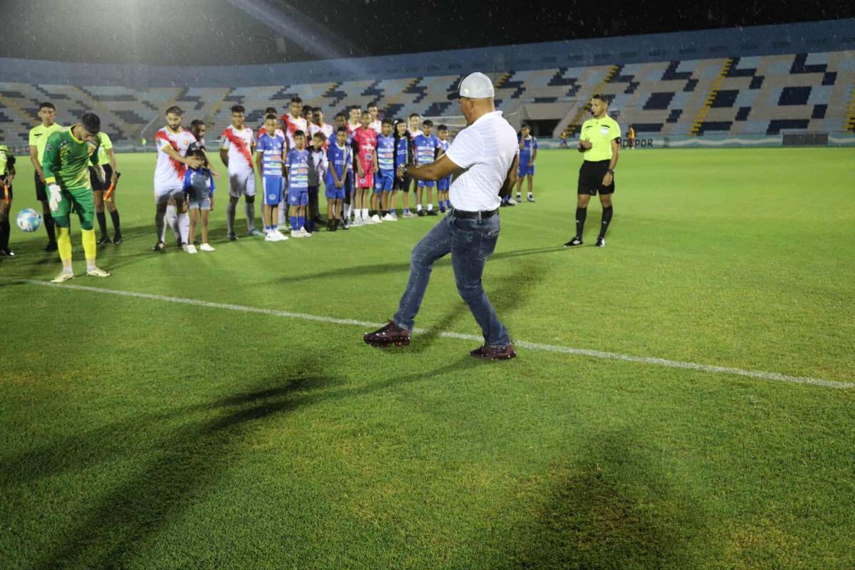 Estadio Ceibeño estrenó su cancha: aguacero, bellezas y bronca en Victoria-Herediano