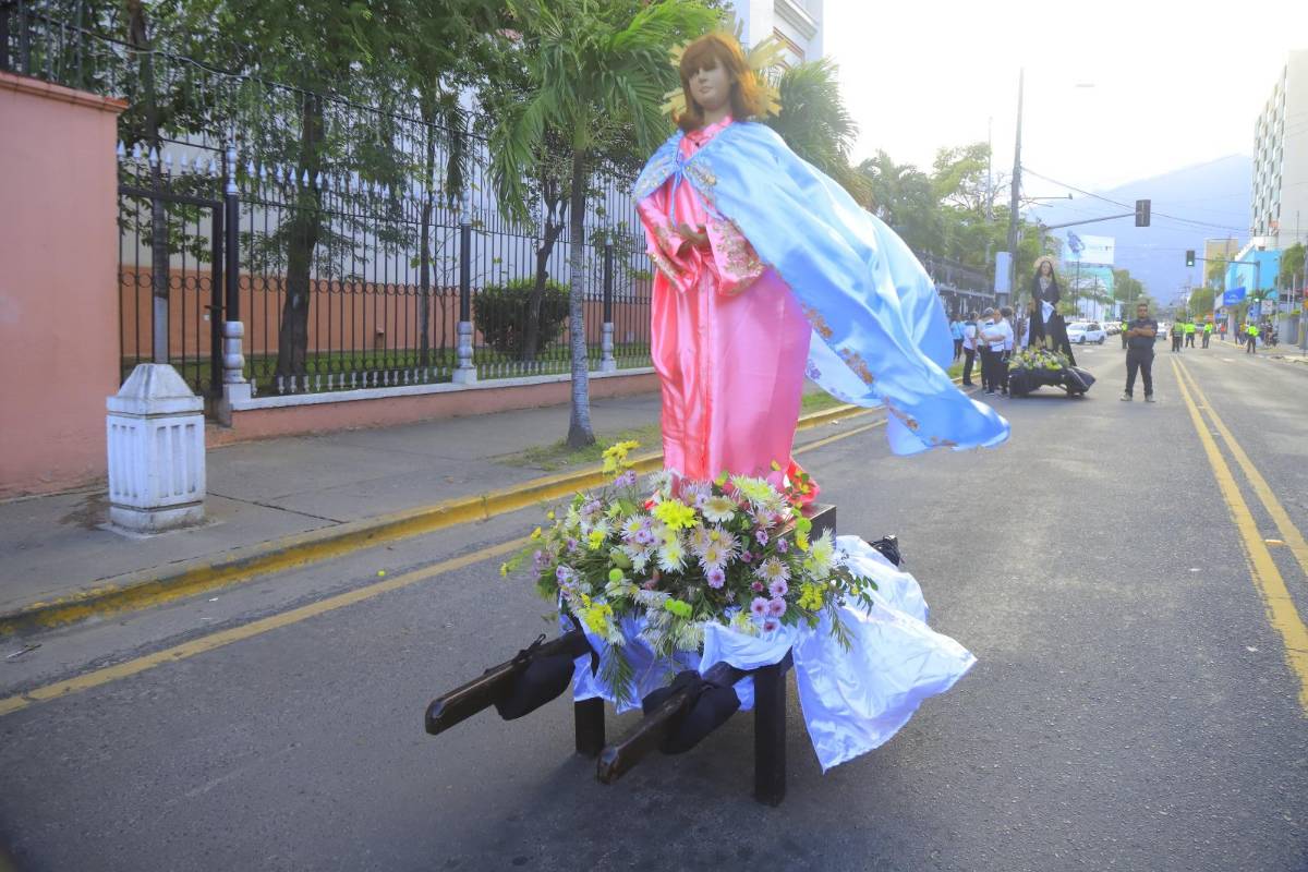 Miles de sampedranos acompañan procesión del Santo Entierro
