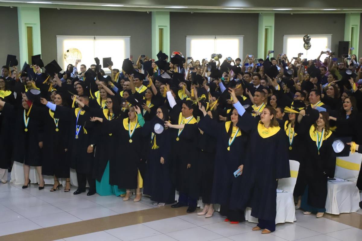 Orgullo y emoción por 187 nuevos egresados de UTH