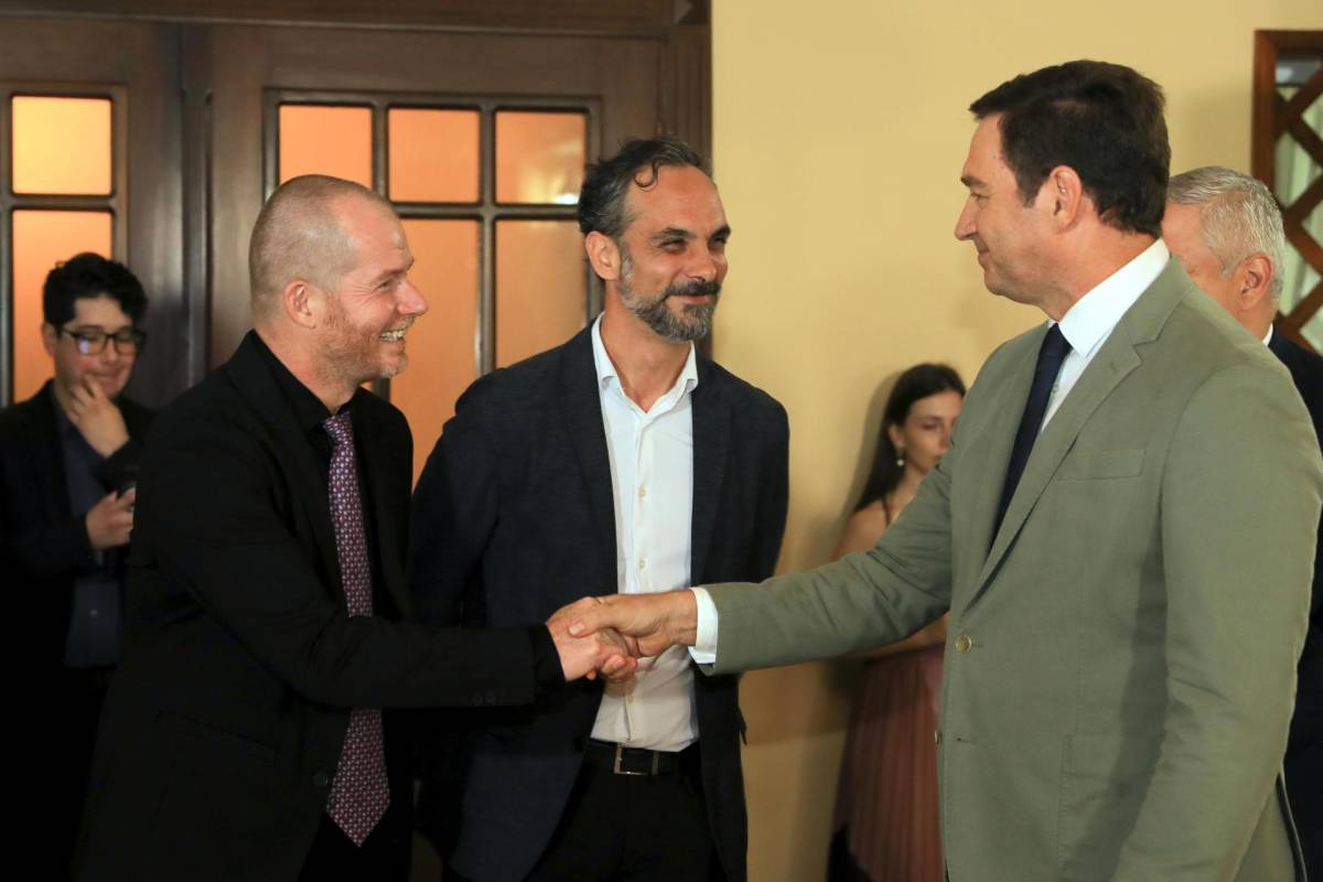 El embajador de España en Honduras, Diego Nuño García, saluda al director del Centro Cultural de España en Tegucigalpa, José Carlos Balaguer Parede.