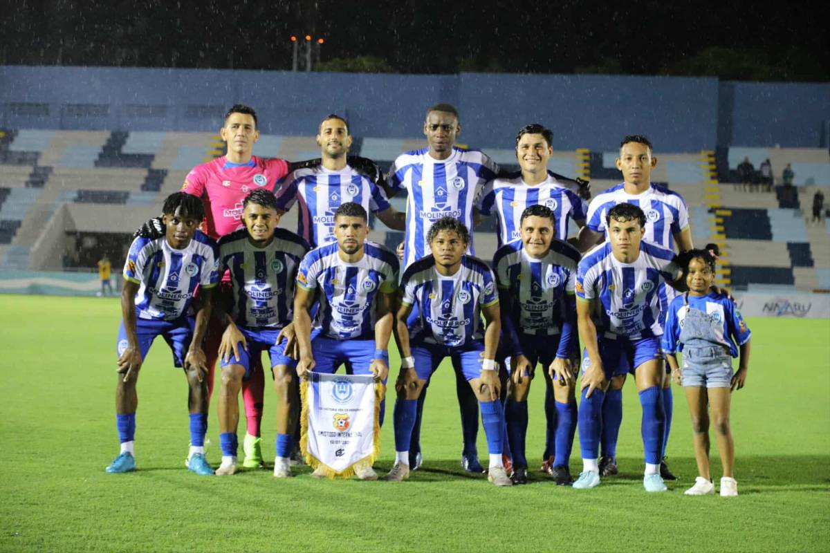 Estadio Ceibeño estrenó su cancha: aguacero, bellezas y bronca en Victoria-Herediano