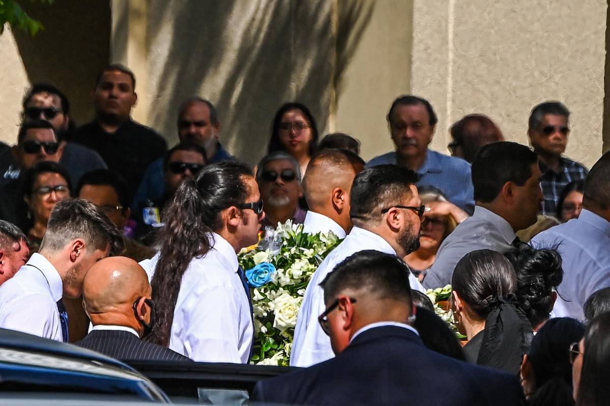 Decenas de personas asistieron al funeral de García y de su esposo, que serán sepultados este miércoles en Uvalde.