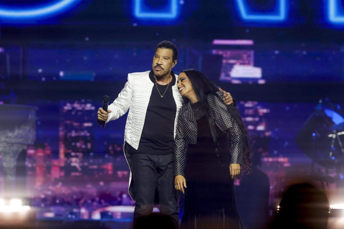Lionel Richie interrumpe concierto y su salud preocupa a seguidores