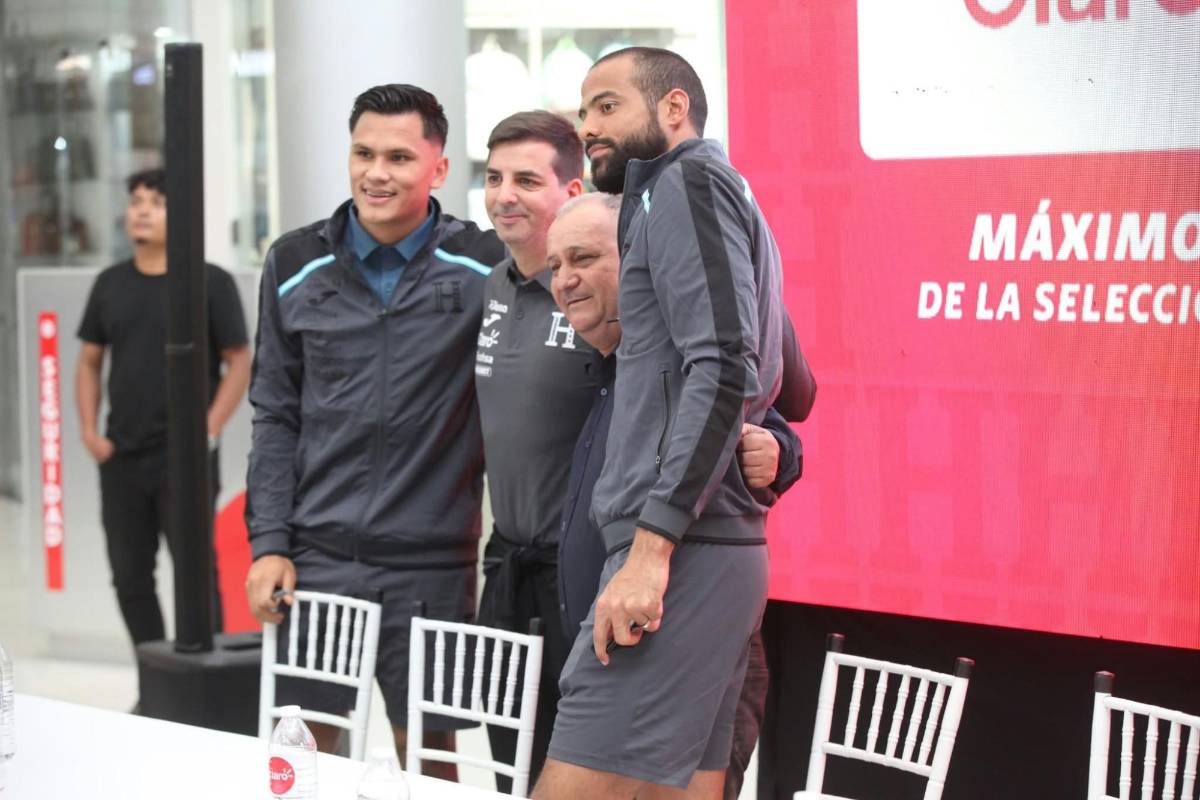 Show de Ruiz en firma de autógrafos, los seleccionados presentes y regalo