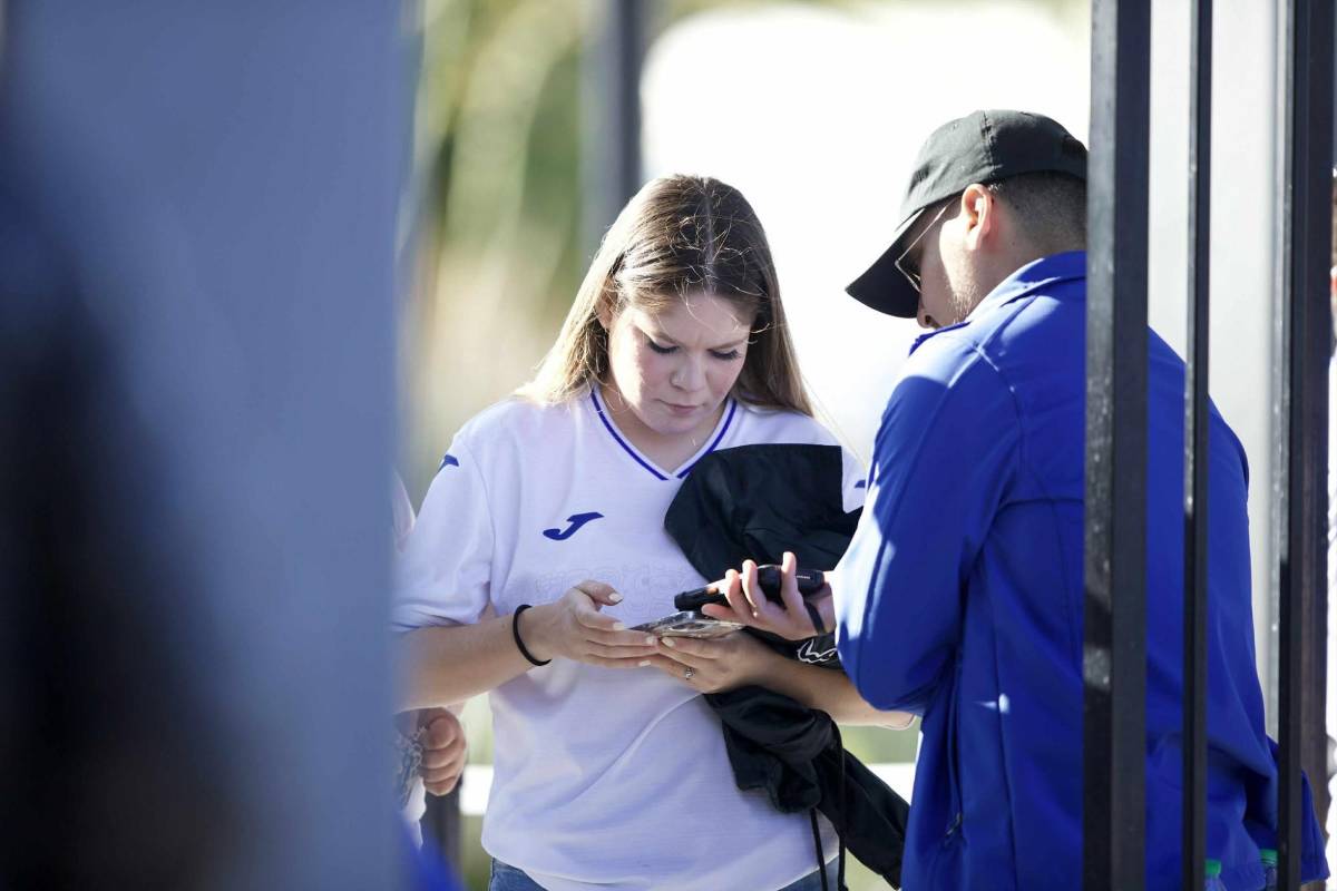 La 'chelita' que enamoró, ambiente y lindas chicas para el Honduras-Curazao