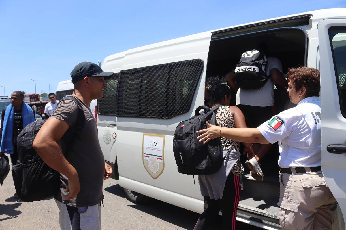 Hallan a migrantes hondureños hacinados en una casa y un hotel en México