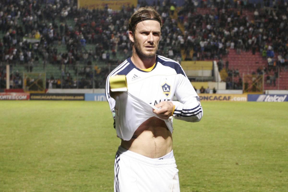 Beckham regaló su camiseta a una aficionada de Motagua. Foto: Diario Diez.