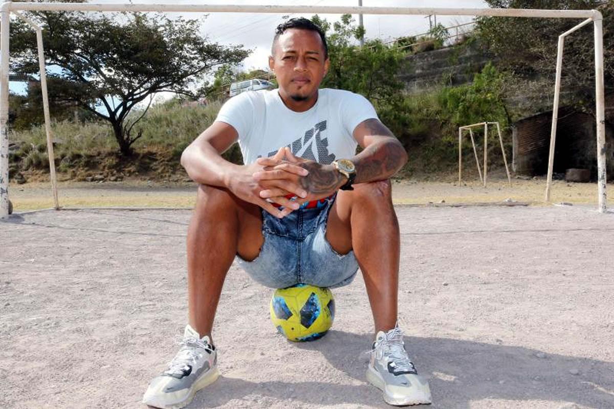 Luis Cerna empezó jugando al fútbol en las ligas burocráticas.