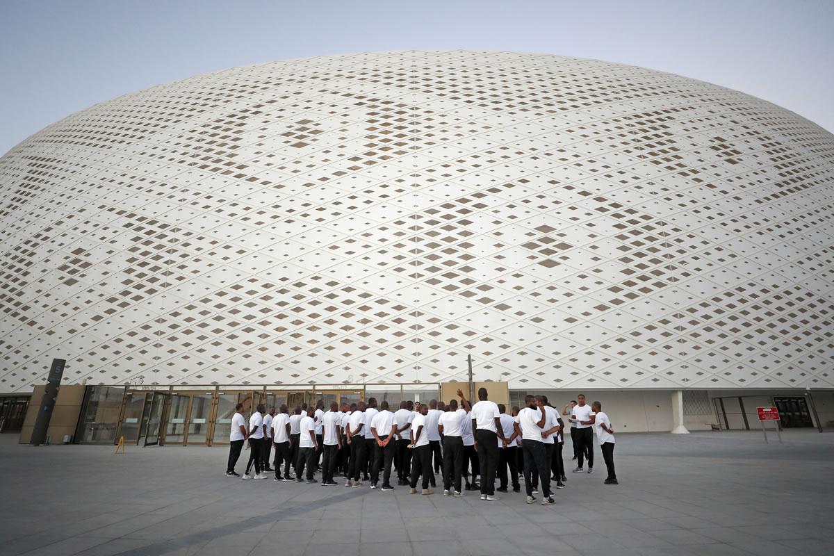Gracias a una tecnología de refrigeración inteligente y la ayuda del techo retráctil el estadio Al Janoub es capaz de mantener temperaturas estables para aficionados y jugadores, dejando que el calor suba.
