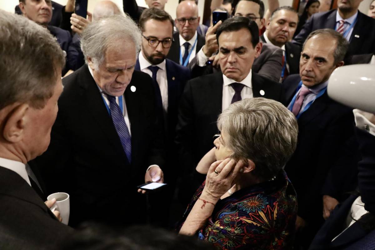 La OEA y la UE piden al Congreso de Guatemala entregar el poder a Arévalo