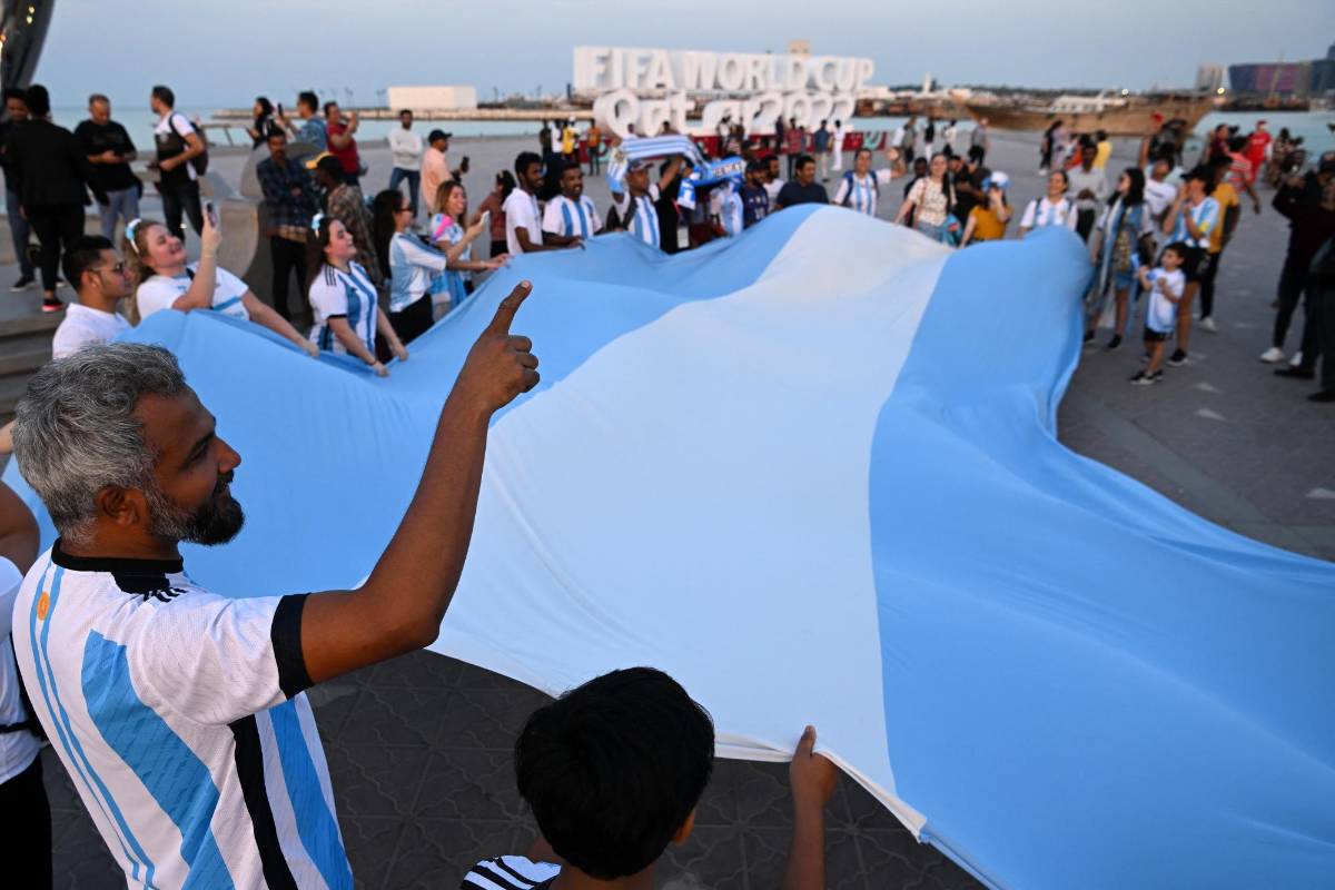 Aficionados con la camiseta Albiceleste, entonaron cánticos y se fotografiaron con una bandera inmensa.