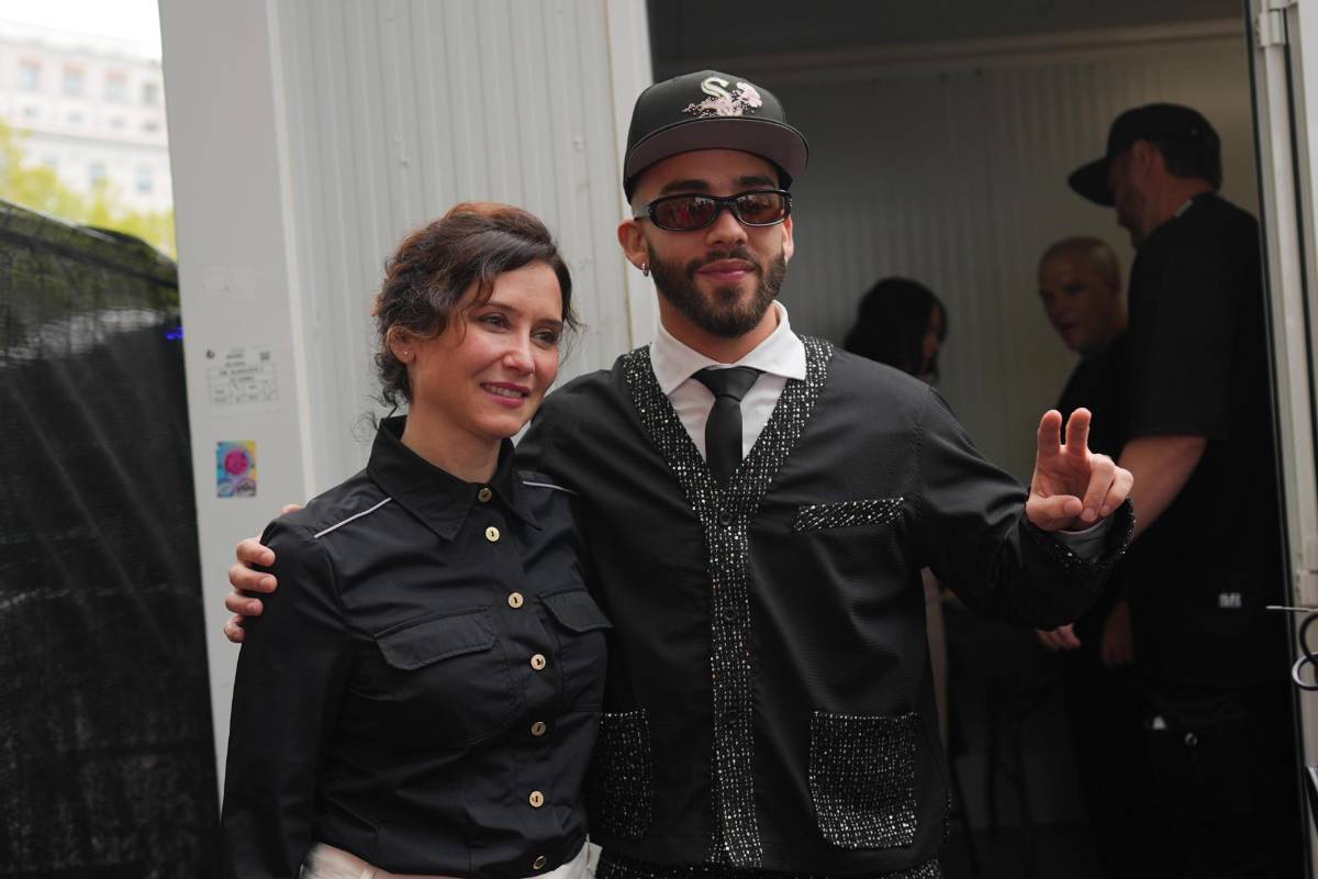 La presidenta de la Comunidad de Madrid, Isabel Díaz Ayuso, posa junto al artista Manuel Turizo durante su concierto dentro de las actuaciones programadas con motivo del Día de la Hispanidad, este domingo en Madrid.