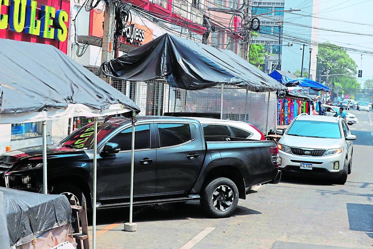 La alcaldía habilitó por un tiempo las grúas y el caos en el centro disminuyó; sin embargo, en la actualidad aceras y carriles pasan permanentemente invadidos, afectando la movilidad, la ornamentación y al peatón, que debe ingresar a la calle.
