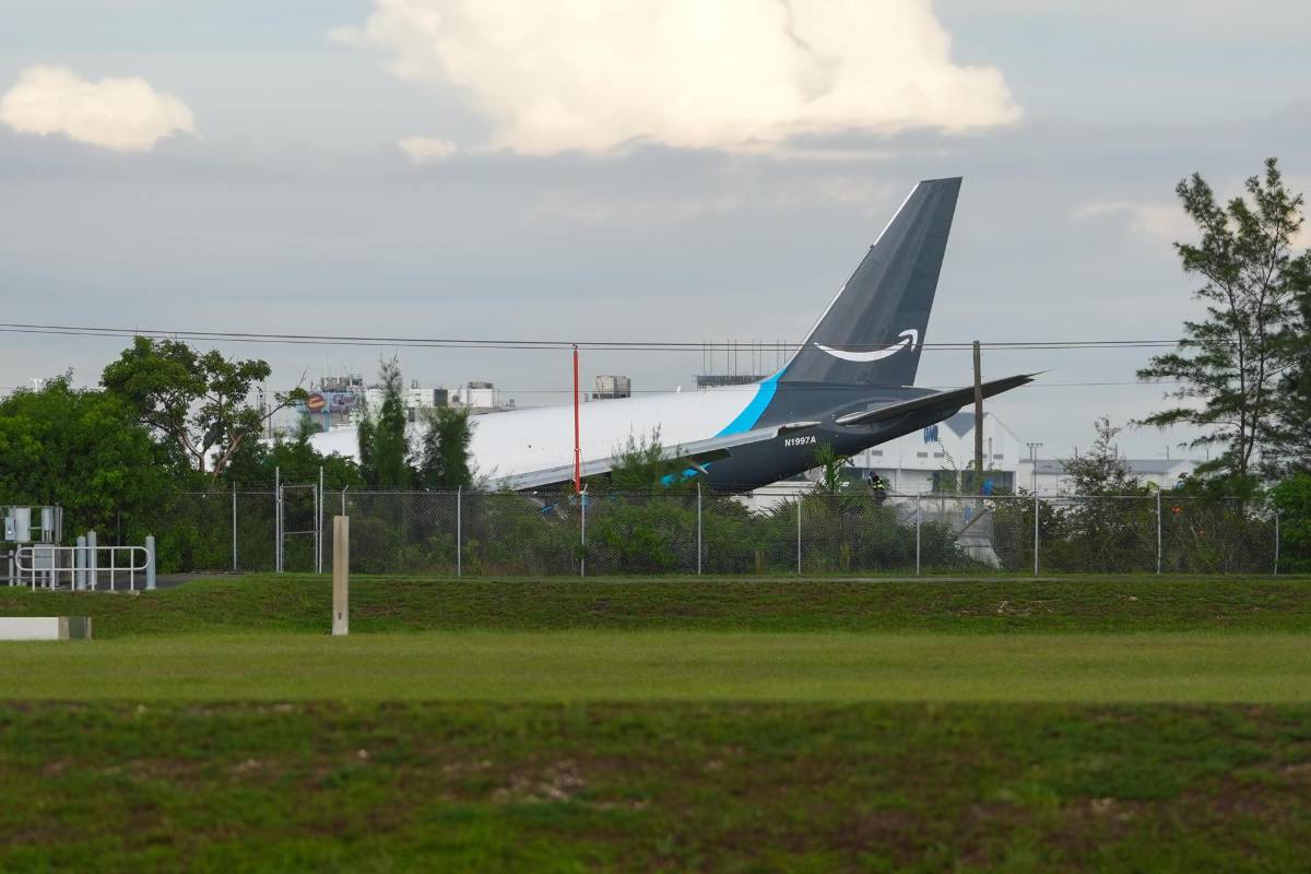Así ocurrió el accidente del avión de Amazon que dejó 5 muertos al embestir vehículos en Miami
