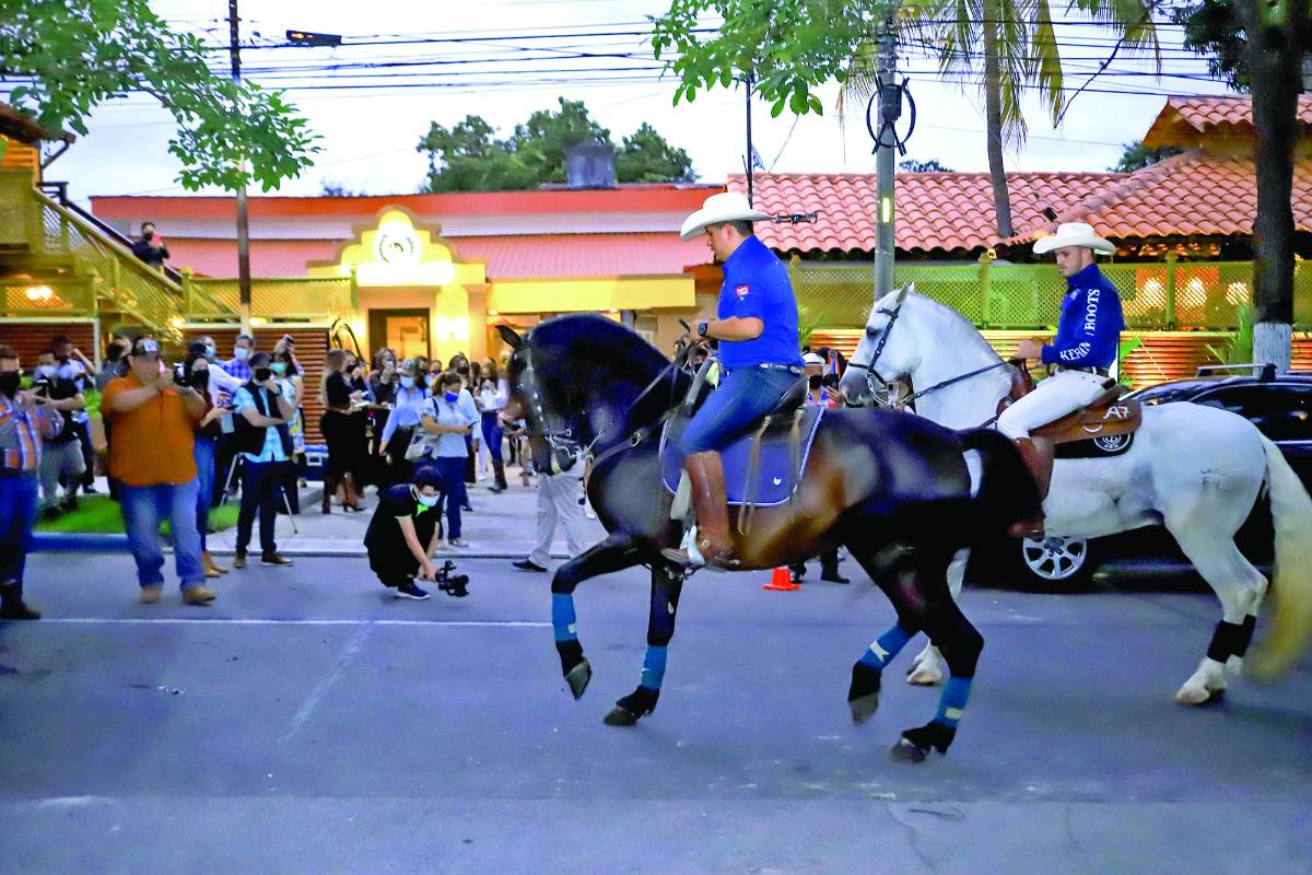 Hacienda Yuro abre sus instalaciones con magno festejo