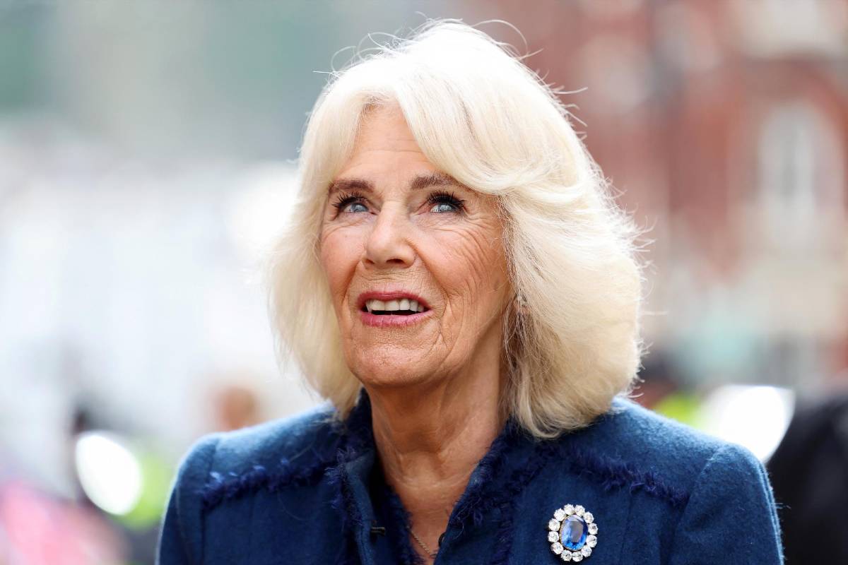 La reina Camila dice que Carlos III, en tratamiento oncológico, “está muy bien”