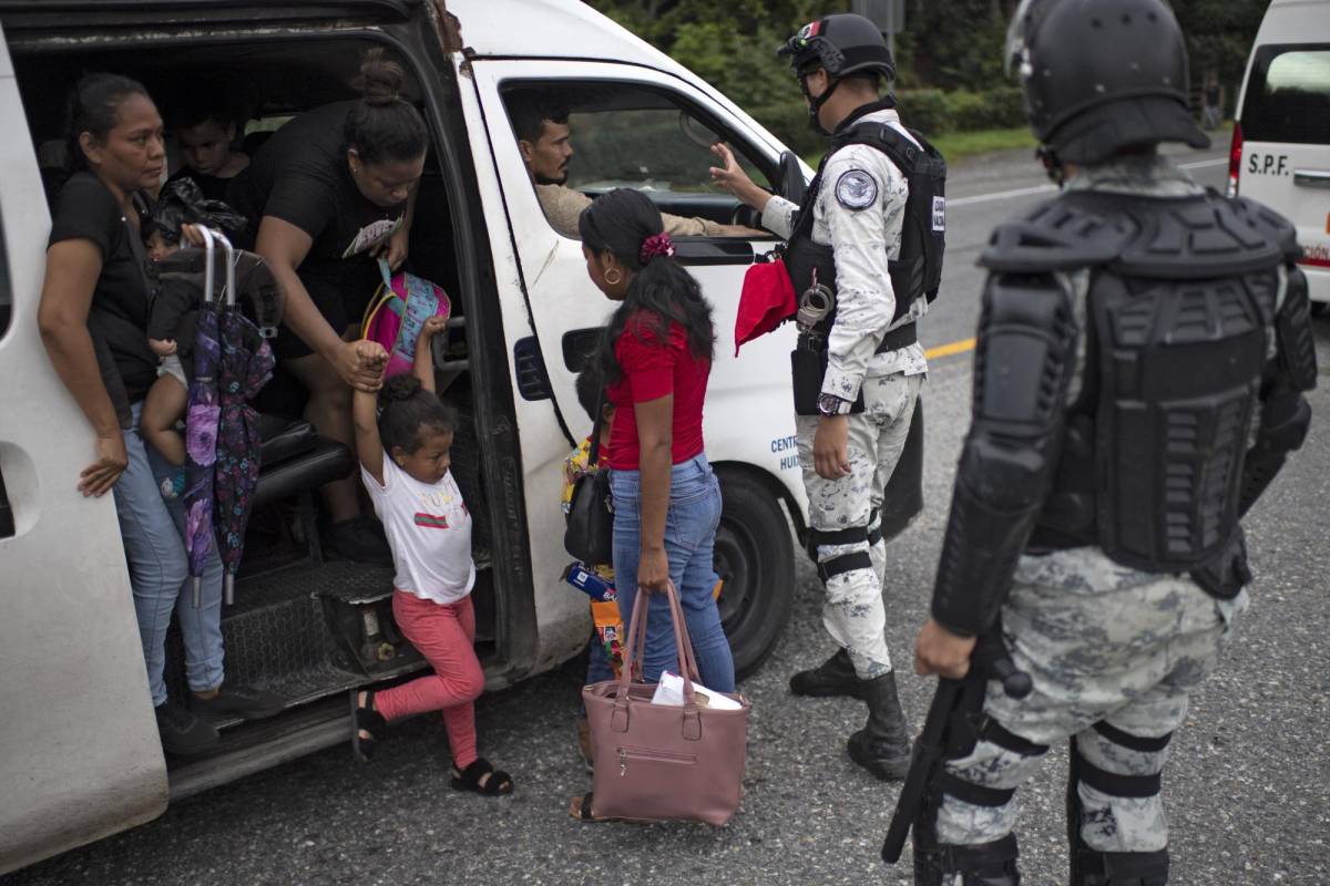 Agentes de la Guardia Nacional detienen buses para pedir los documentos a los pasajeros buscando detener a migrantes.