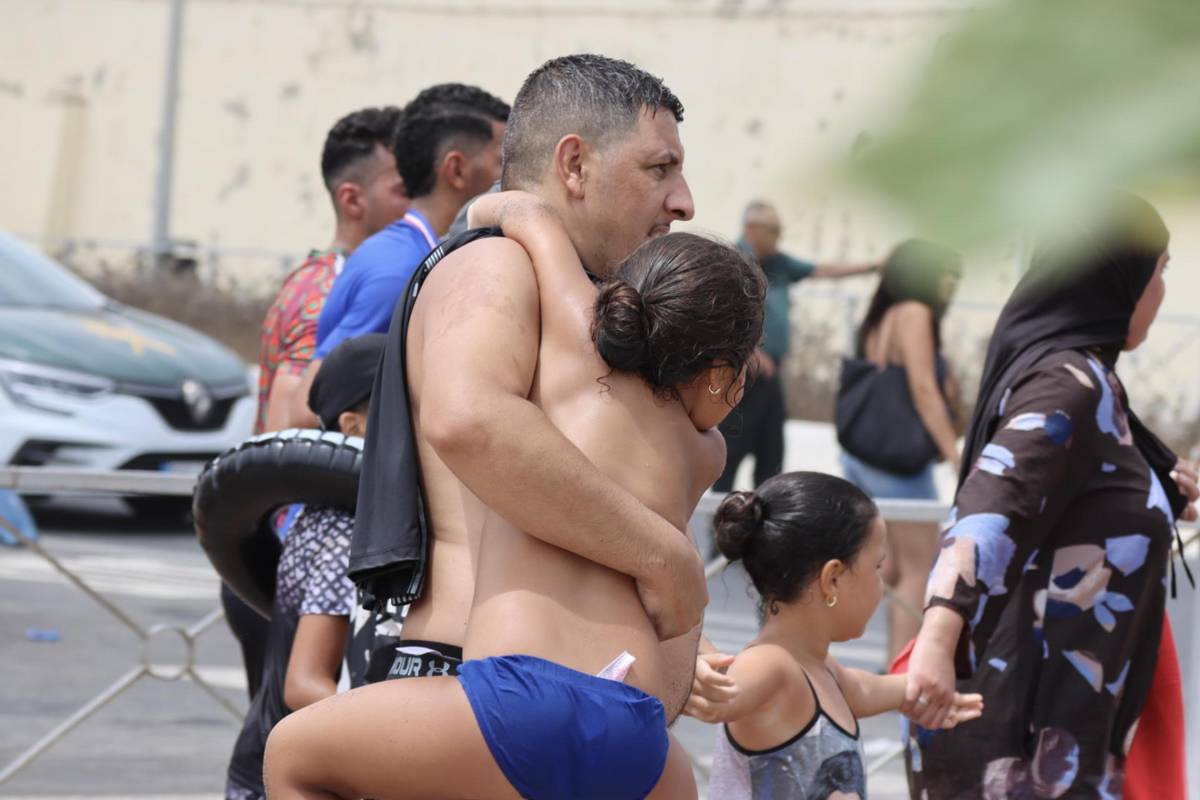 El caos se apodera de la frontera de Ceuta: miles de jóvenes quieren llegar a España
