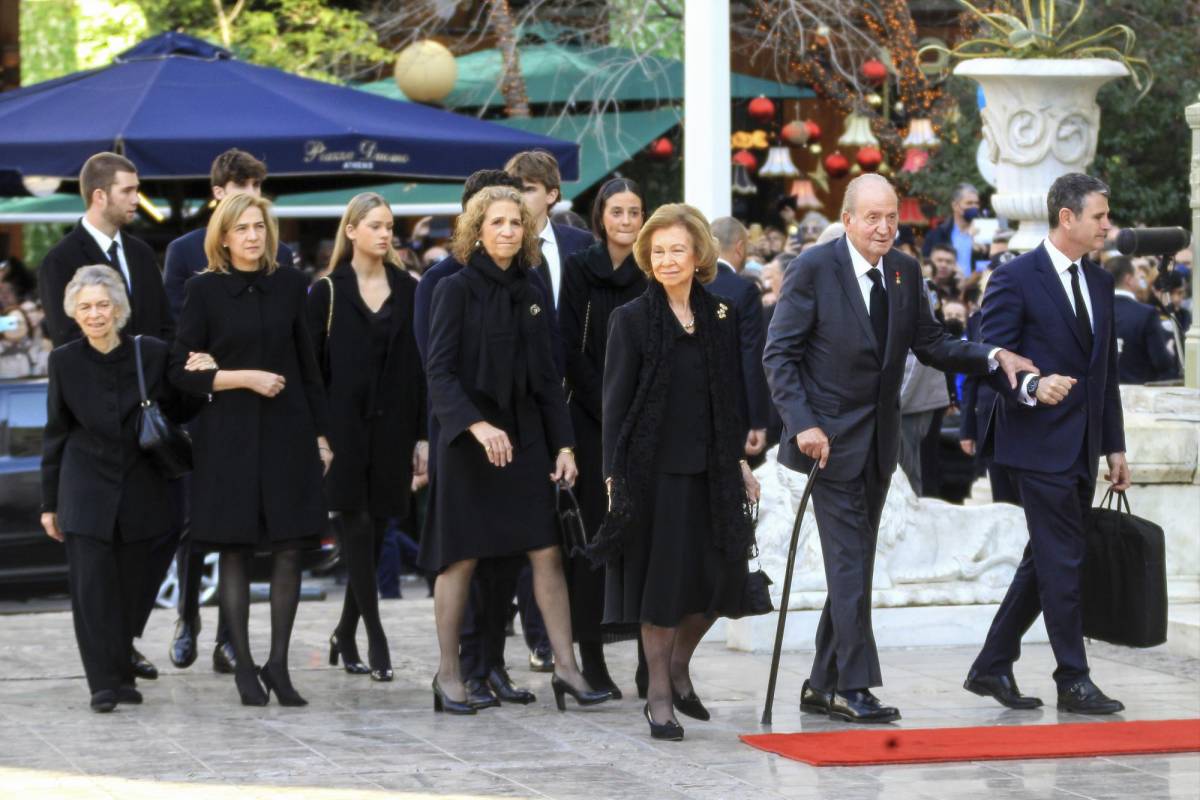 Los reyes de España llegan al funeral por el exrey Constantino