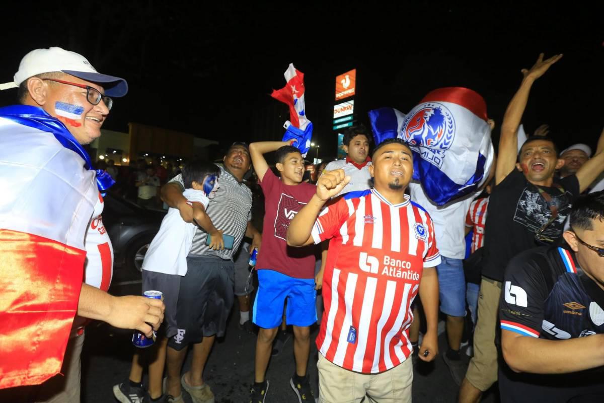 Aficionados del Olimpia festejan con todo: fiesta, locura y espectacular caravana