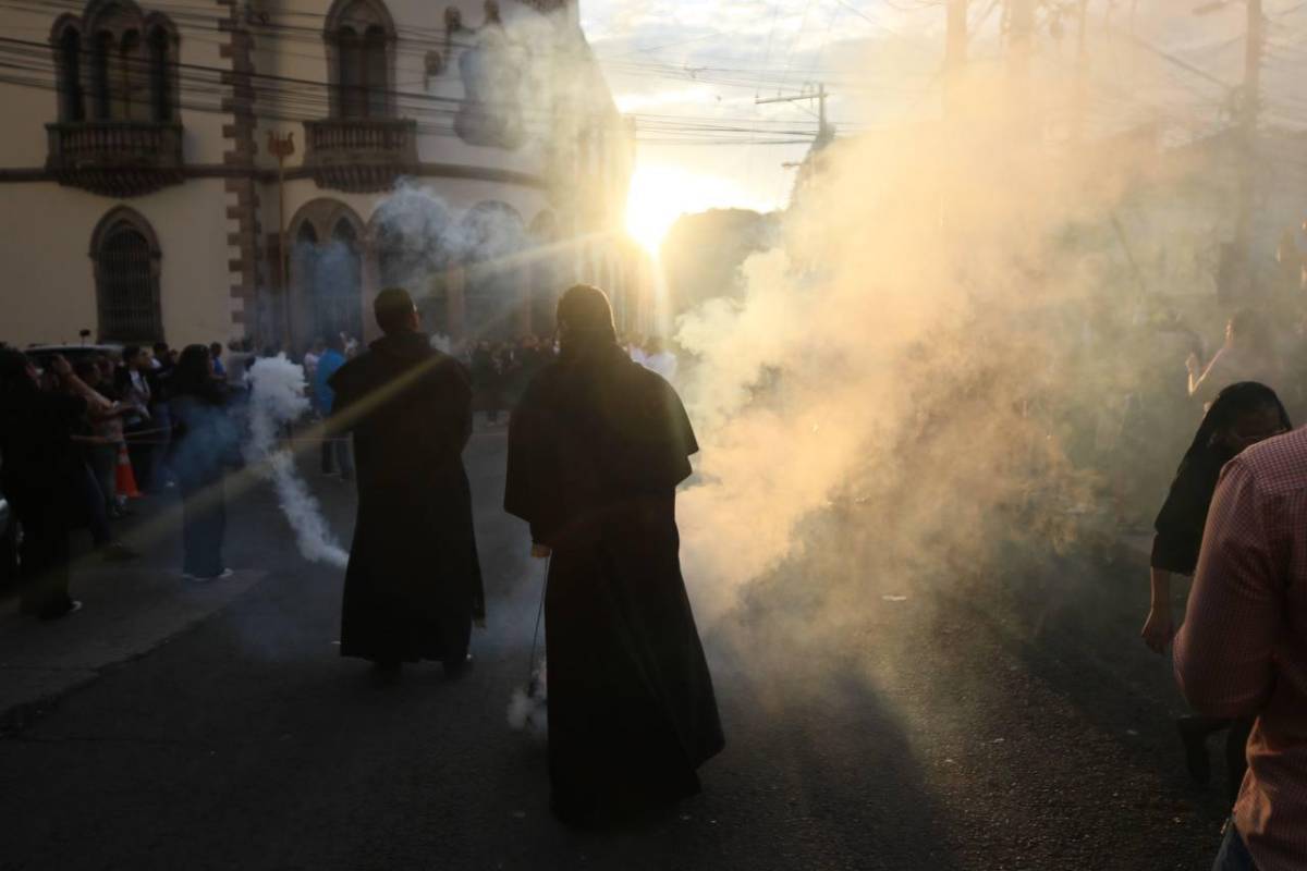 Santo Entierro: entre silencio y fe, fieles acompañan el cuerpo de Jesús