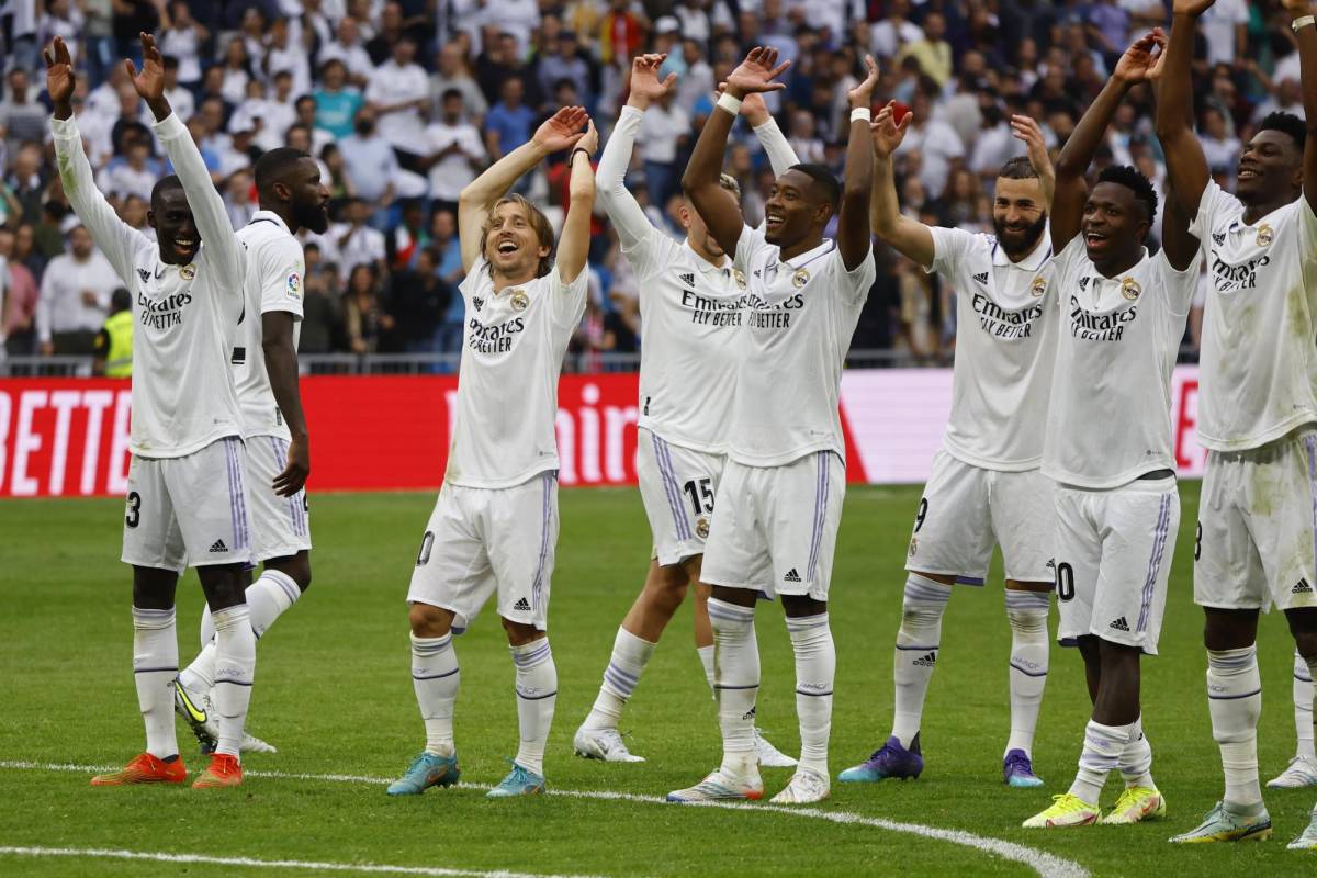 Los jugadores del Real Madrid celebran la victoria al término del partido de la novena jornada de Liga.