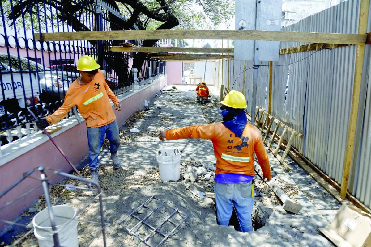 <b>La municipalidad inició trabajos de mantenimiento en los alrededores del templo. </b>