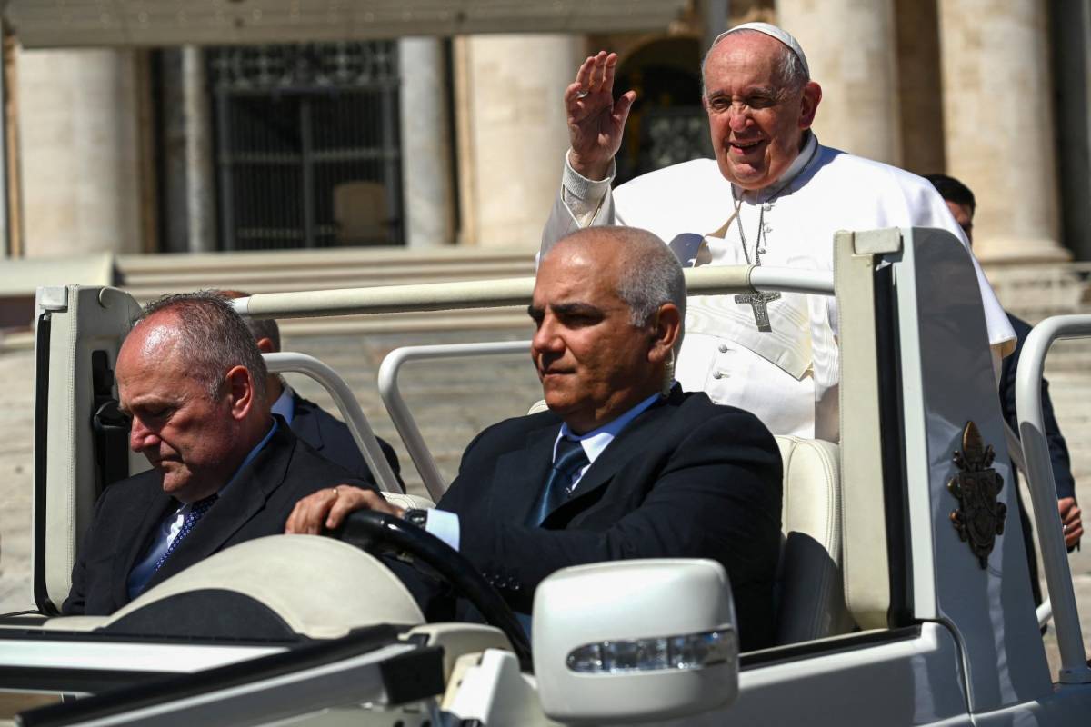 El Papa Francisco saluda a los fieles tras la audiencia de este miércoles en el Vaticano.