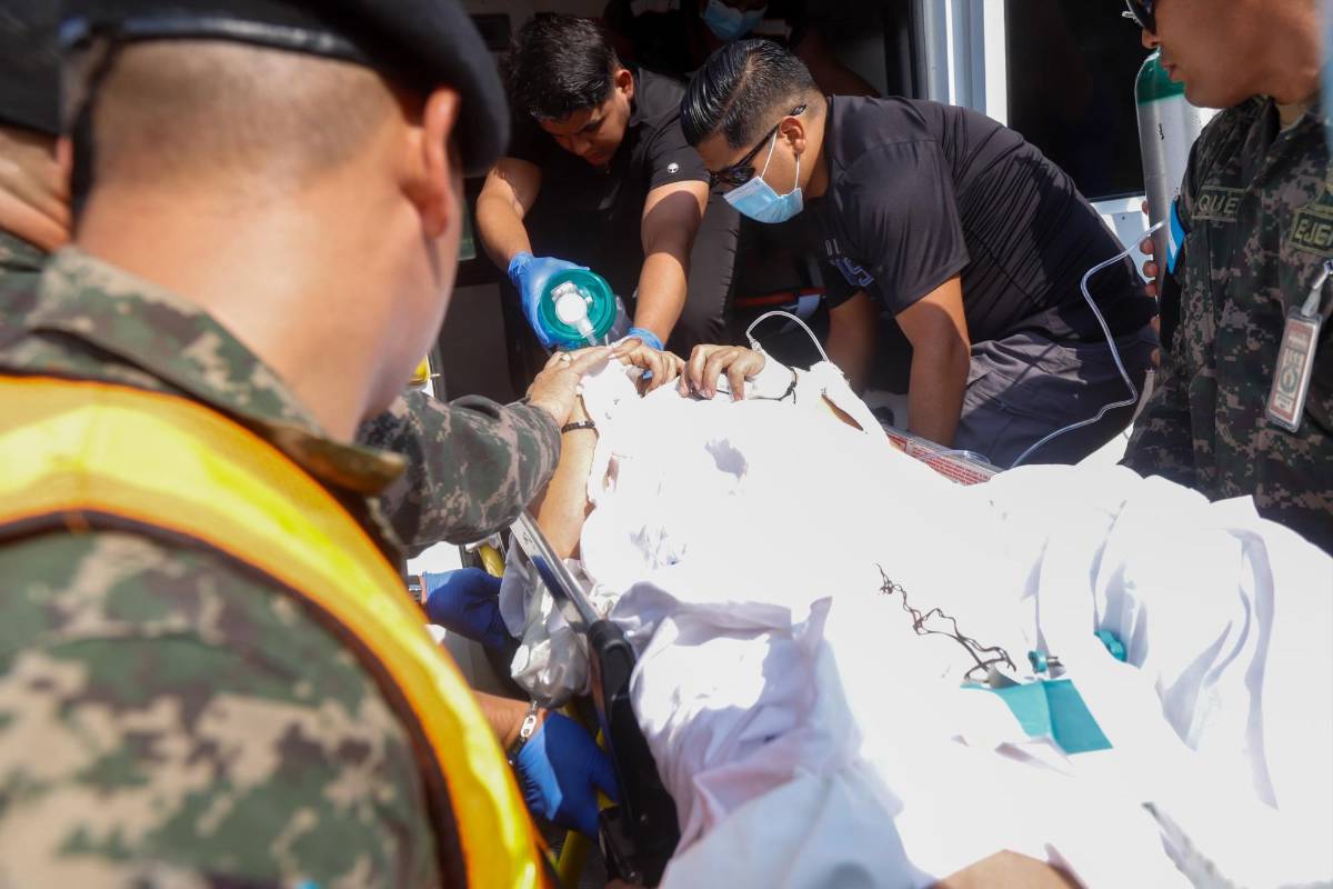 Llegan en helicóptero a SPS las víctimas del accidente en Los Hornos, Copán