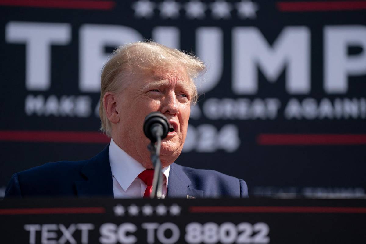 Trump dice en un acto de campaña que quiere comprarse una pistola