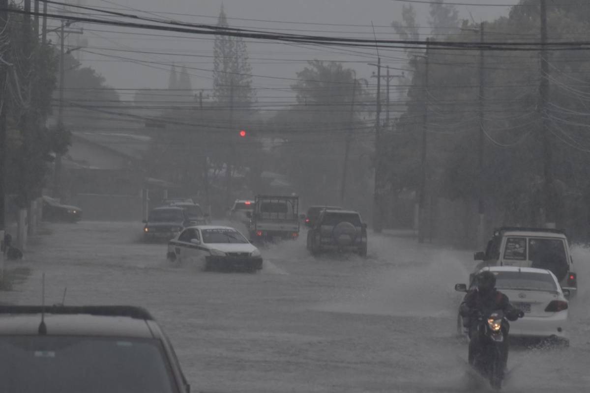 Lluvias de Sara azotan el litoral atlántico de Honduras
